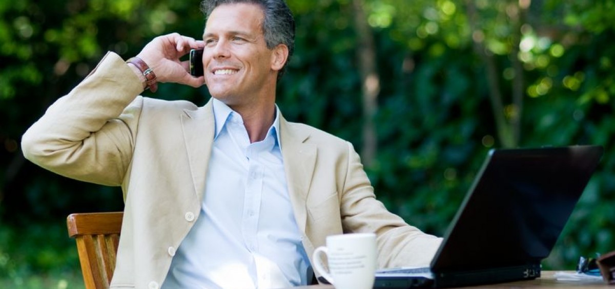 man-working-outside-laptop-wifi