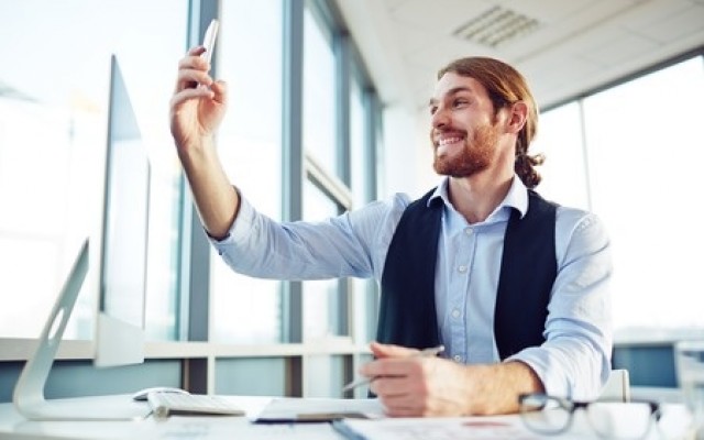 selfie-employee-office