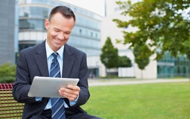 wifi-tablet-working-outside