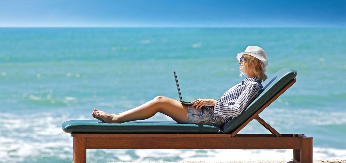 beach-working-laptop-woman