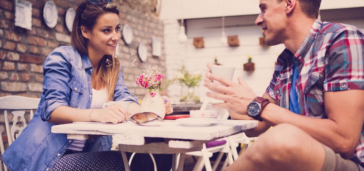 couple-dating-Australian-lunch-laughing
